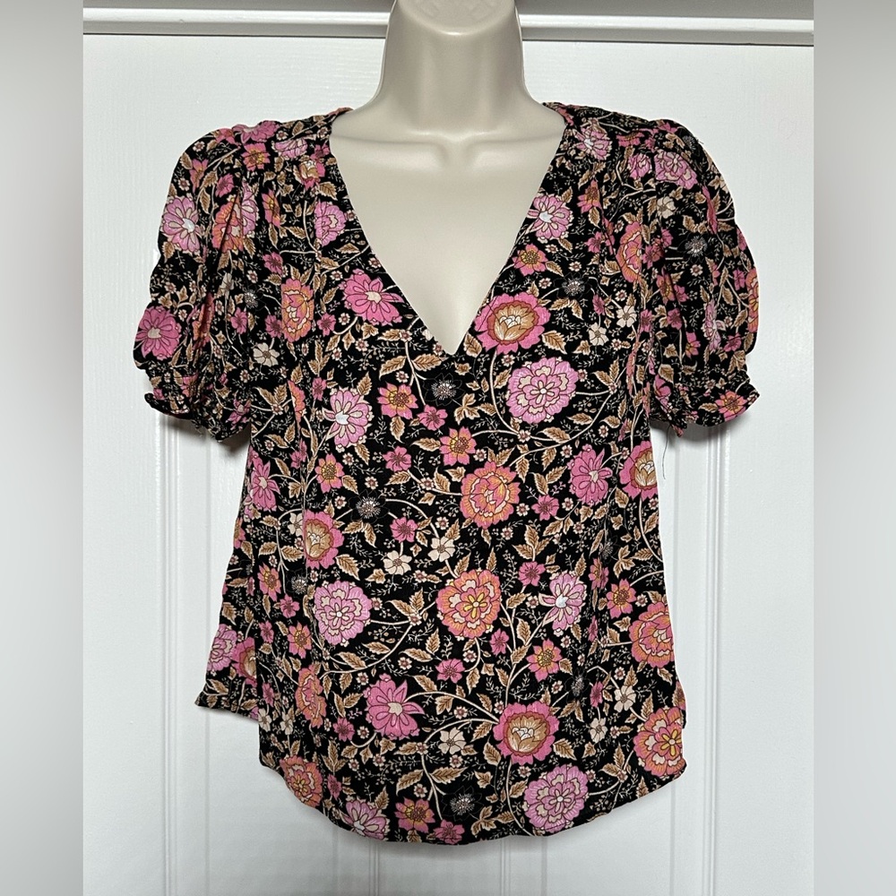 NWT Cynthia Rowley Women’s V-Neck Dark Floral Blouse w Short Scrunch Sleeves